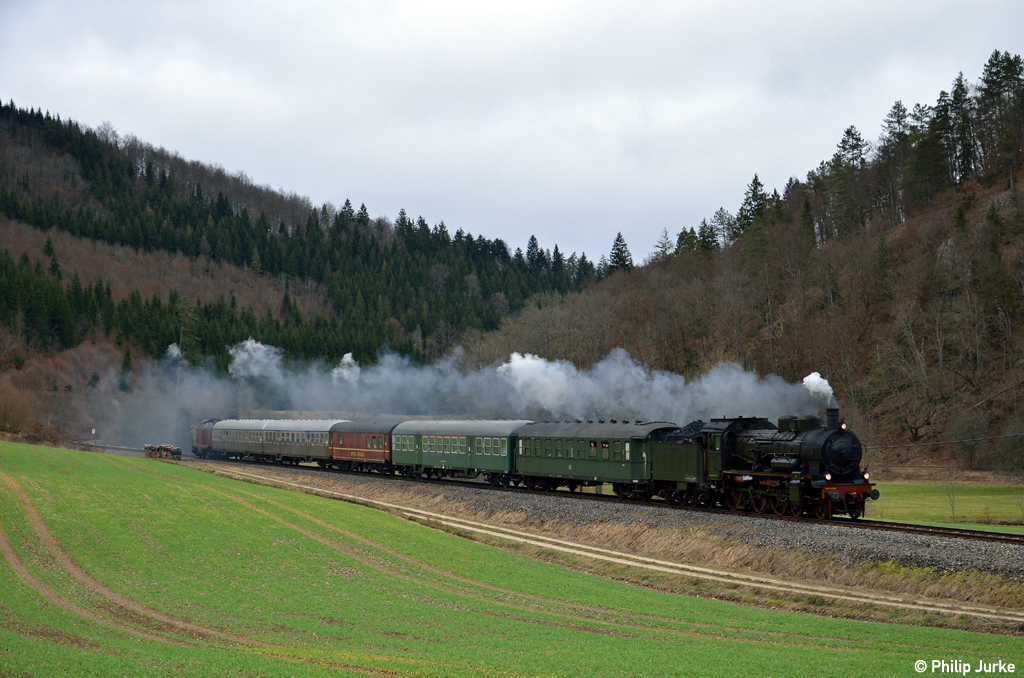 P8 2455  Posen  und V100 2335 als DPE 32805 (Sch�mberg - T�bingen) am 05.01.2013 bei Oberschmeien.
