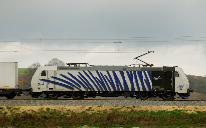 Paul, 185 661-6, von Lokomotion. Aufgenommen am 04.12.09, auf der Strecke Ulm-Augsburg, kurz nach Burgau.