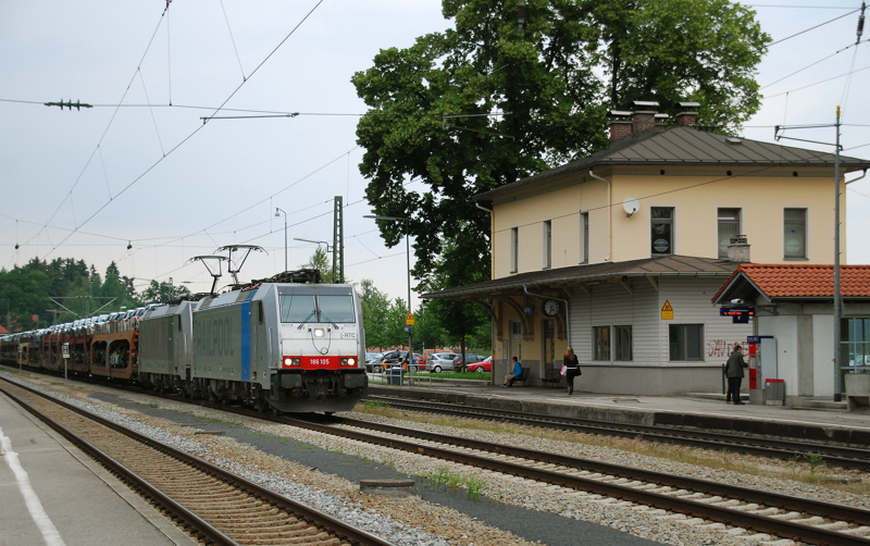 Pfingstsamstag-Stilleben im Bahnhof A�ling. 186 105-2, Railpool, + 186 284-6, RTC, aufgenommen am 11.06.11.