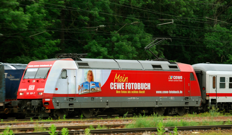 Portrait 101 109-7, CEWE, mit der wei�en Seite nach vorn. Aufgenommen am 11.06.12, bei der Durchfahrt durch Neuofingen.