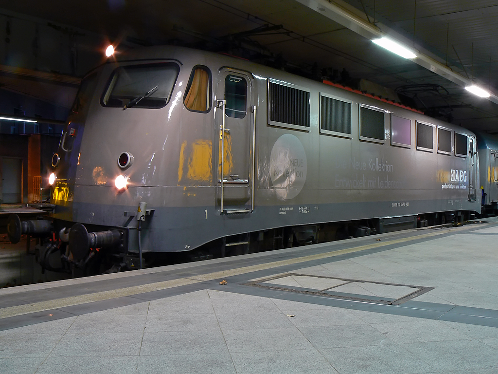 Portrait der 110 457-9 am AEG Schulungszug in K�ln Messe/Deutz tief am 18.11.2010