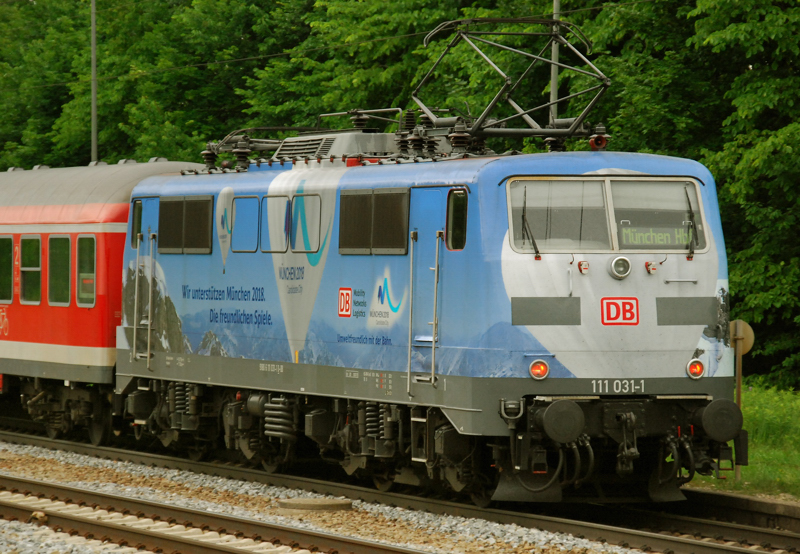 Portrait der 111 031-1, aufgenommen am 12.06.11, bei der Durchfahrt durch A�ling.