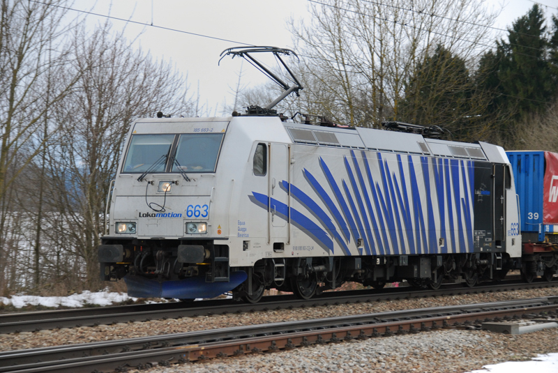 Portrait der 185 663-2, Lokomotion. Aufgenommen am 19.02.13, in A�ling.