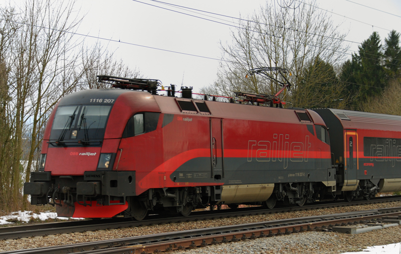 Portrait der Railjet-Lok 1116 207-0. Aufgenommen am 19.02.13, in A�ling.