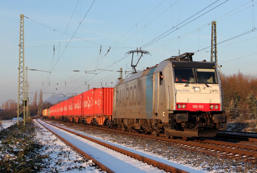 Railpool / RTC 186 103 in Unkel am 08.12.2012, Gru� an den Tf !