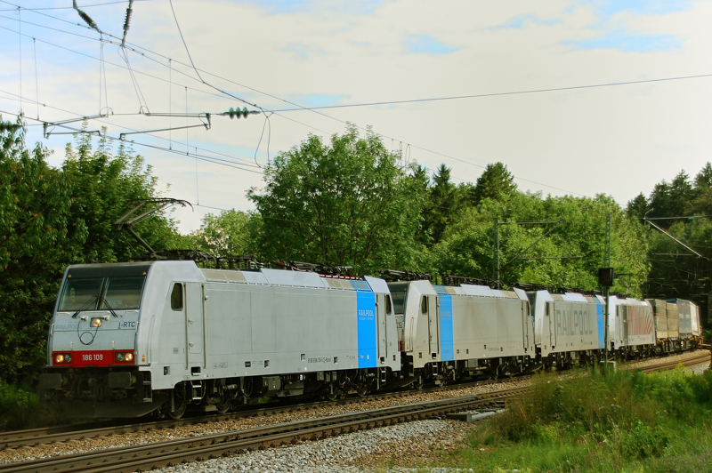 Railpool 4er! 186 109 + 186 104 + 186 105 + 186 284, aufgenommen am 02.08.11, bei der Durchfahrt durch A�ling.