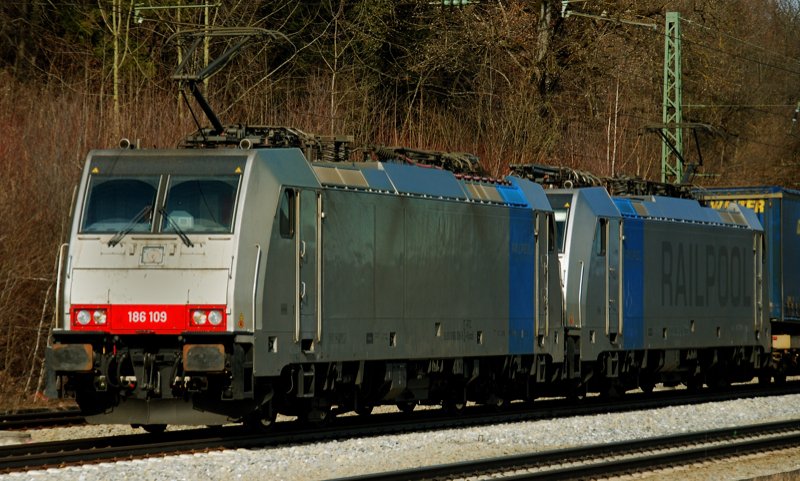 Railpool im Doppel! 186 109-5 + 186 186 103-8, aufgenommen am 27.02.10, bei der Durchfahrt durch A�ling.