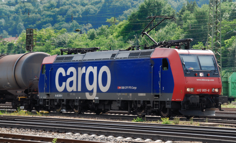 Re 482 005-6, aufgenommen am 29.06.10, bei der Durchfahrt durch Treuchtlingen.
