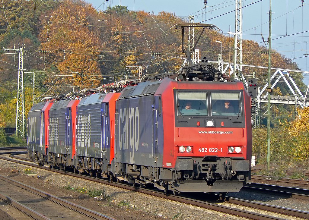 Re 482 022-1 mit einer Lok�berf�hrung in K�ln West, Okt. 2009