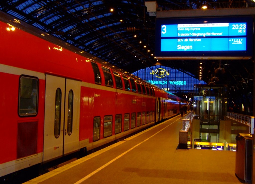 RE 9 (Rhein-Sieg-Express) im K�lner Hbf am 03. April 2010 kurz vor der Abfahrt(um 20:23 Uhr)in Richtung Siegen.