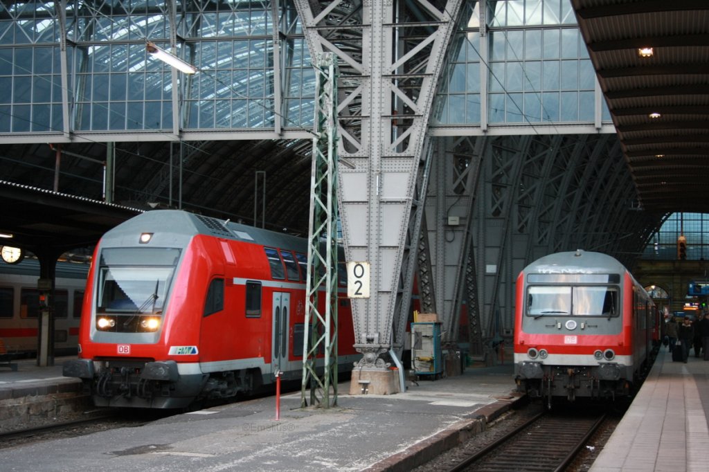 Rechts sieht man die kalte N-Wagen Garnitur die nun mit der angeb�gelten 143 darauf wartet das die 146er vielleicht nach Fulda f�hrt und sie wieder Aufr�sten und Abfahren darf.

Patrick E.