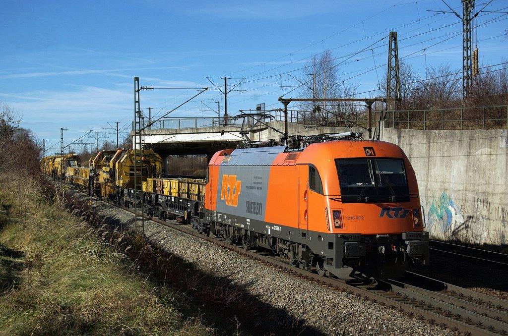 RTS 1216 902 mit Bauzug durch Waldtrudering.
Aufgenommen am 13.11.2010