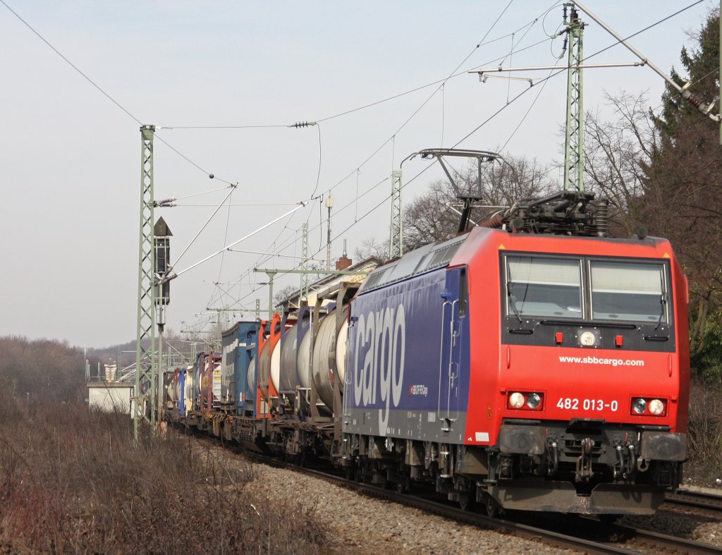 SBB Cargo 482 013 am 12.3.11 bei der Durchfahrt durch Bonn-Oberkassel