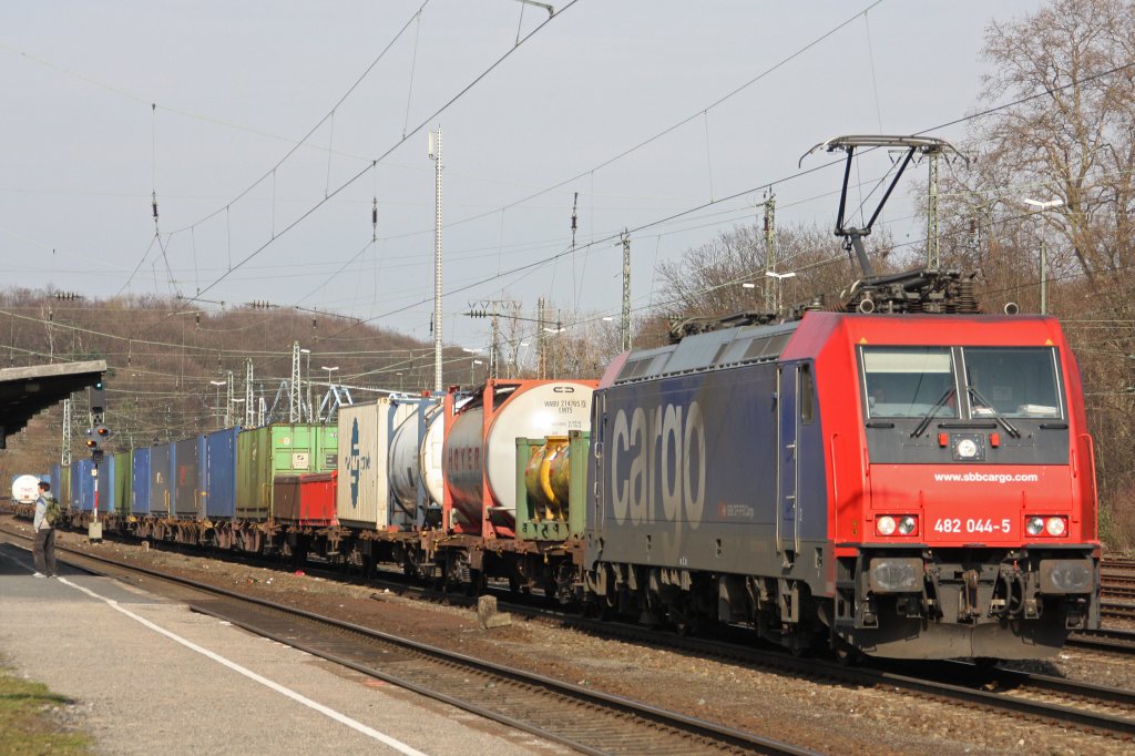 SBB Cargo 482 044 zieht am 12.3.11 einen Containerzug durch K�ln-West.