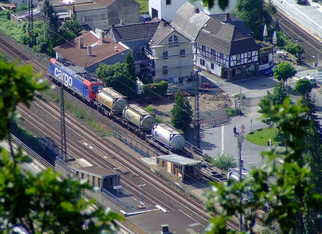 SBB Cargo mit Containerzug ist am 19.08.2010 auf der rechten Rheinstrecke in K�nigswinter (Bilck vom Drachenfels) in Richtung S�den unterwegs.