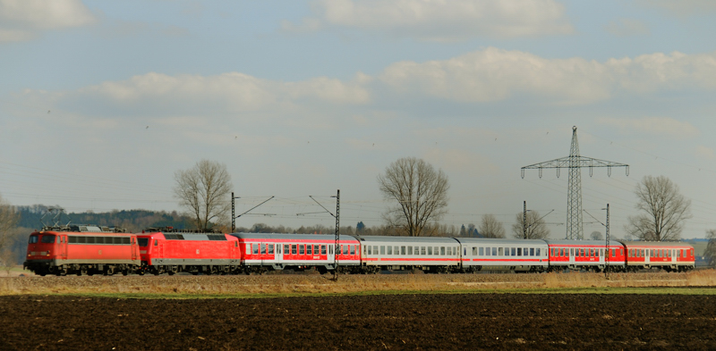 Schad PbZ, gezogen von der 115 346-9, mit der kalt eingestellten 120 207-6, aufgenommen am 11.03.11, kurz vor Mindelaltheim.