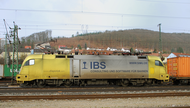 Seitenansicht der ES 64 U2-096, IBS, Software f�r Bahnen. Aufgenommen am 19.03.11, bei der Durchfahrt durch Treuchtlingen.