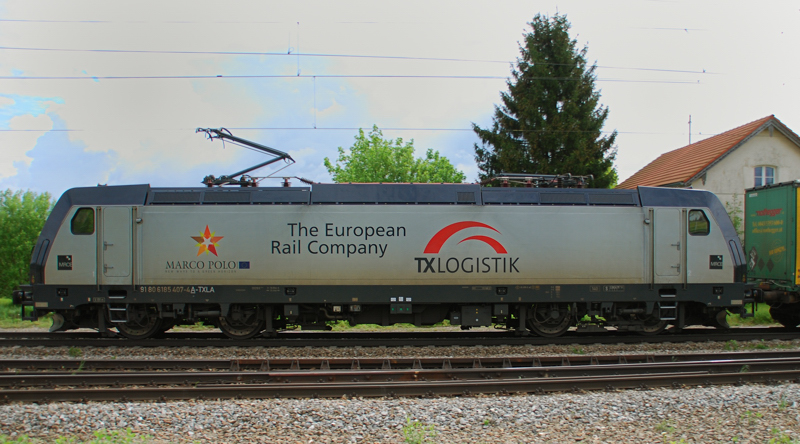 Seitenportrait der 185 407-4, Marco Polo, aufgenommen am 12.05.13, in A�ling.