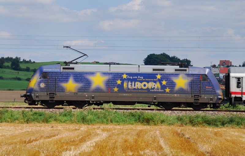 Sie ist immer noch unerm�dlich unterwegs, 101 101-4, die Europa-Lok. Aufgenommen am 28.07.09, Strecke Ulm-Augsburg, kurz nach Mindelaltheim.