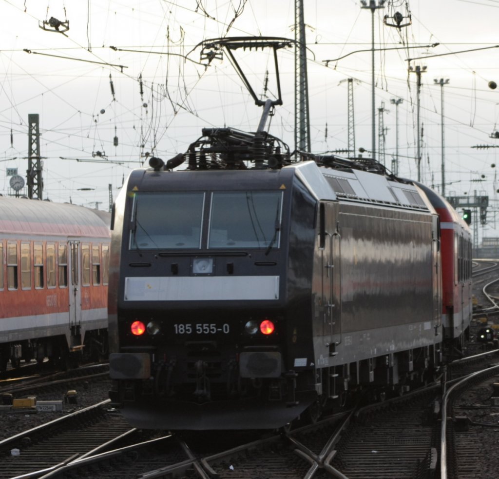 So die 185 555-0 schiebt Ihre Ersatztgarnitur in Richtung W�rzburg. Es ist glaubich die 440er Ersatzgarnitur. Hier im Frankfurter Hbf.
 
Patrick E.