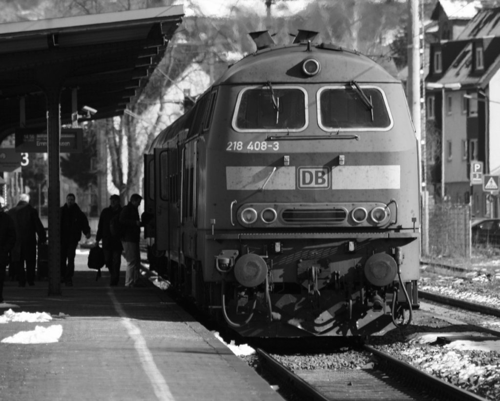 So die 218 408 hat gehalten und die Leute stiegen aus. Da diese Szene jeder Zeit historisch sein k�nnte mal in Schwarz-Weiss.

Patrick E.