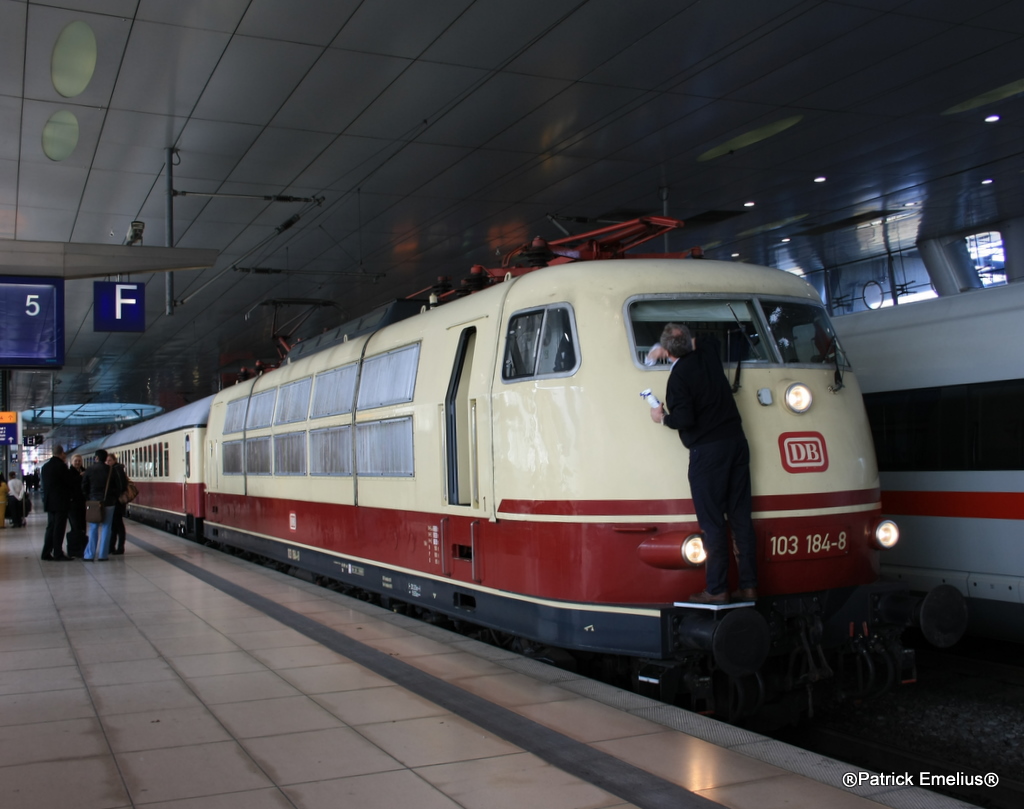 So geh�rt es sich f�r einen Lokf�hrer von DB Nostalgie. Kaum im Frankfurter Flughafen am 1 April angekommen, schon die Zewas und Glaseiniger gegrifffen und die Lokfront von den M�cken befreit, die sie am Rhein aufgesammelt hat.