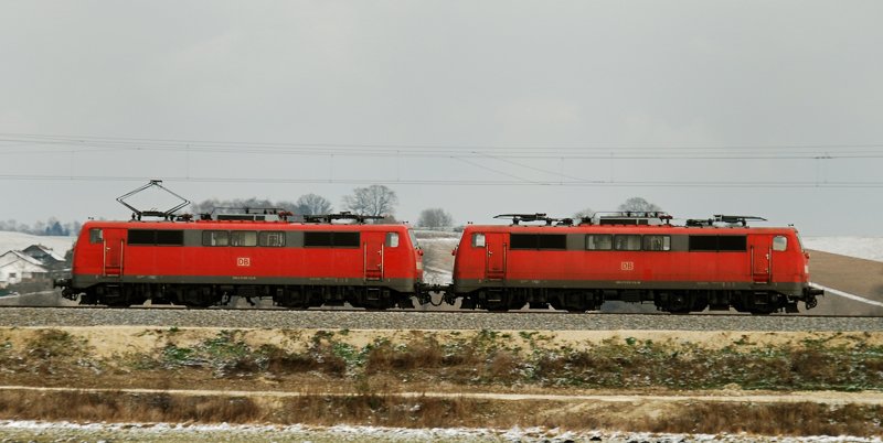 So langsam bef�rchte ich eine Abwanderung der 111er Richtung Norden, da immer mehr 440er Triebz�ge den Regionalverkehr hier �bernehmen. 111 066-3 + 111 032-9, aufgenommen am 16.12.09, Strecke Augsburg-Ulm, kurz vor Burgau.