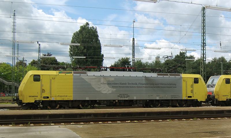 So sch�n war sie mal mit ihrer dezenten Beklebung. ES 64 F4-023, aufgenommen am 08.07.08, bei der Durchfahrt durch Rosenheim.