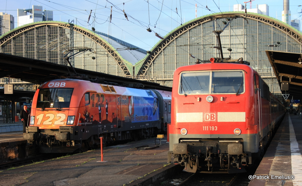Soeben erreicht 111 193 den Frankfurter Hauptbahnhof und am 04.05.2010 wurde der Feuerwehr Taurus gerade vom Lokf�hrer bestiegen um in Richtung Siegen aufzubrechen.