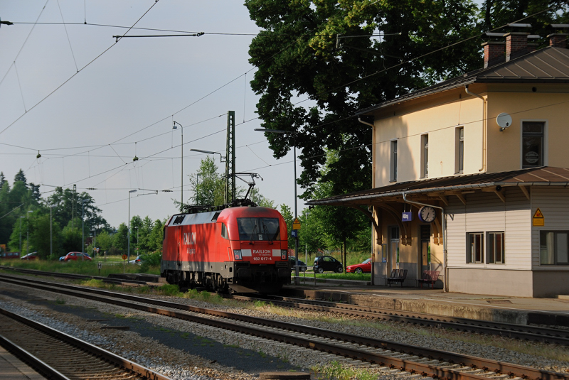 Solodurchfahrt der 182 017 durch A�ling, Obb. Aufgenommen am 10.06.11.