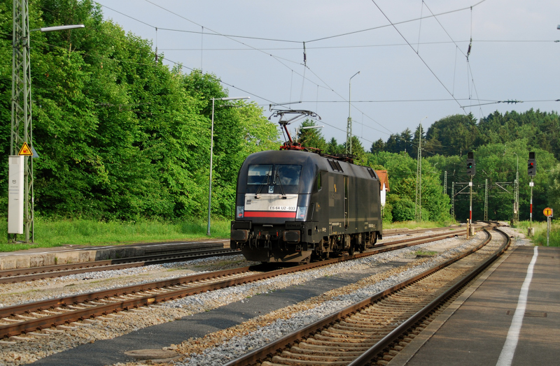 Solodurchfahrt der ES 64 U2-033 durch A�ling, Obb. Aufgenommen am 10.06.11.