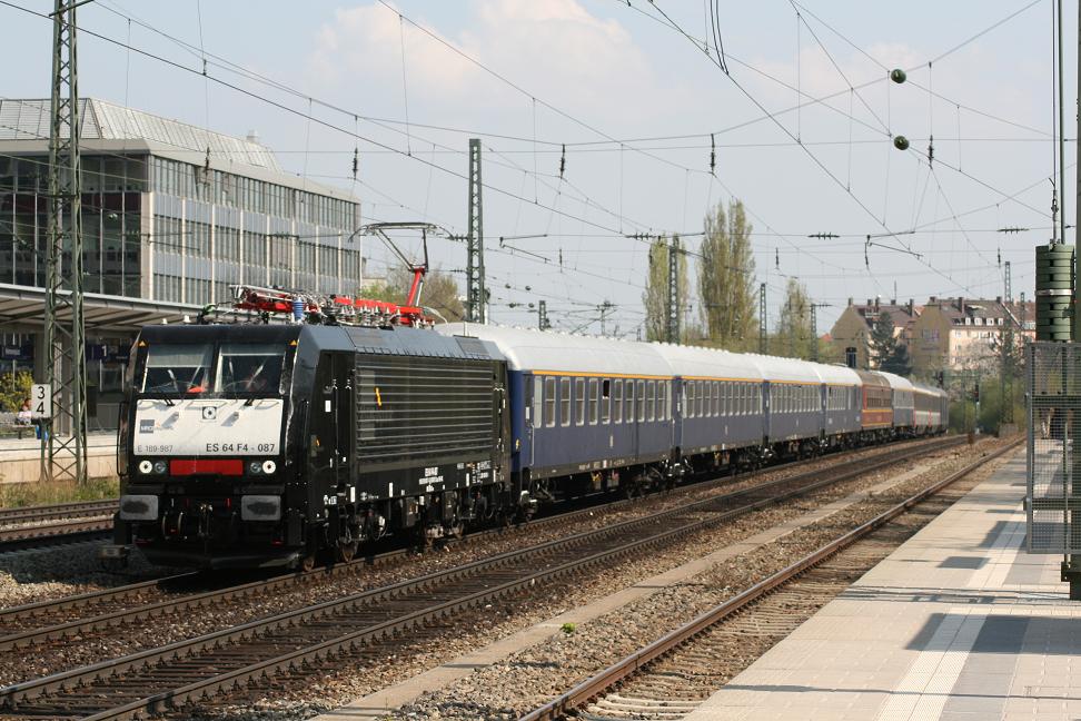 Sonderzug der IGE Bahntouristik mit frisch gerevter ES64F4 087(189 987)von Italien auf dem Weg nach Magdeburg,in M�nchen-Heimeranplatz
