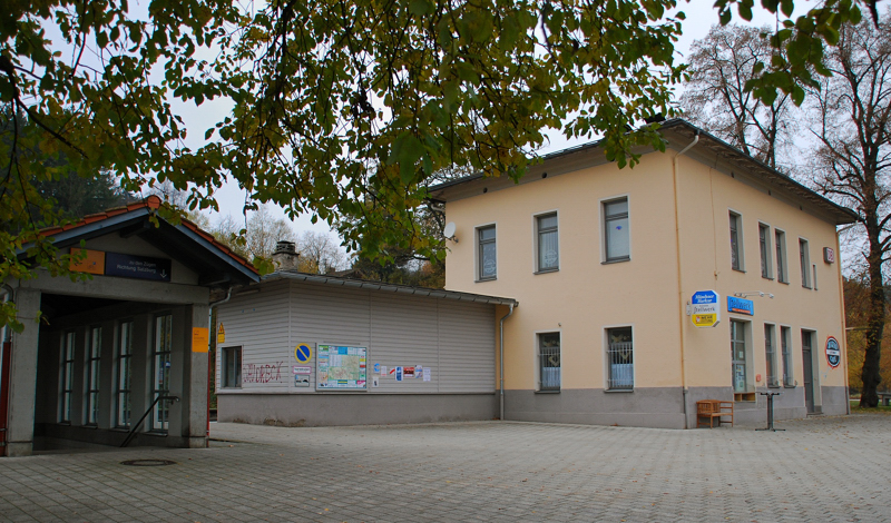 S�d-Ost-Seite Bahnhof A�ling. Links Fu�g�ngerunterf�hrung. Aufgenommen am 11.12.12.