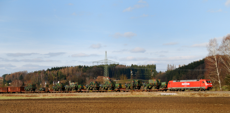 Teilweise Milit�rzug, gezogen von der 152 057-6. Aufgenommen am 11.03.11, kurz nach Mindelaltheim.