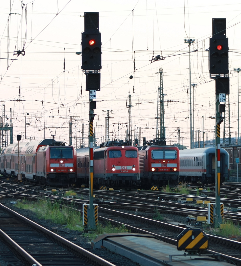 Treffen drei Generationen im Vorfeld des Frankfurter Hbf´s. Von links nach rechts sind es 146 242-3, 110 410-8 und 143 198-0. Aufgenommen am 27.06.2010
