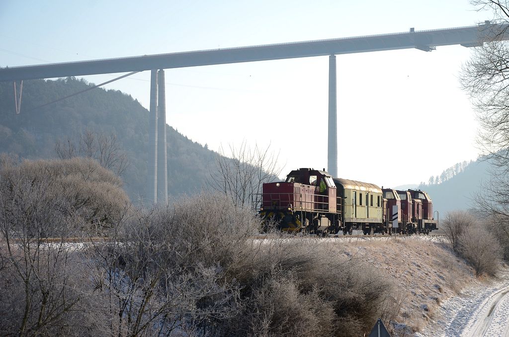 �berf�hrung der Diesellok V81 (Esslingen), V23 + V25 (MaK) + Packwagen 72 durch die V152 (Gmeiner) zur SVG Eisenbahn-Erlebniswelt Horb am Neckar, hier zwischen Eyach und M�hlen nach Horb. .Im Hintergrund die Neckartalbr�cke mit der A81.  (04.02.2012)