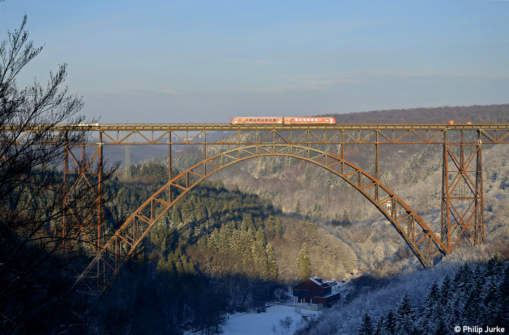 Unbekannter 628 als RB 30792 von Solingen nach Wuppertal am 08.12.2012 auf der M�ngstener Br�cke in Solingen-Schaberg.
