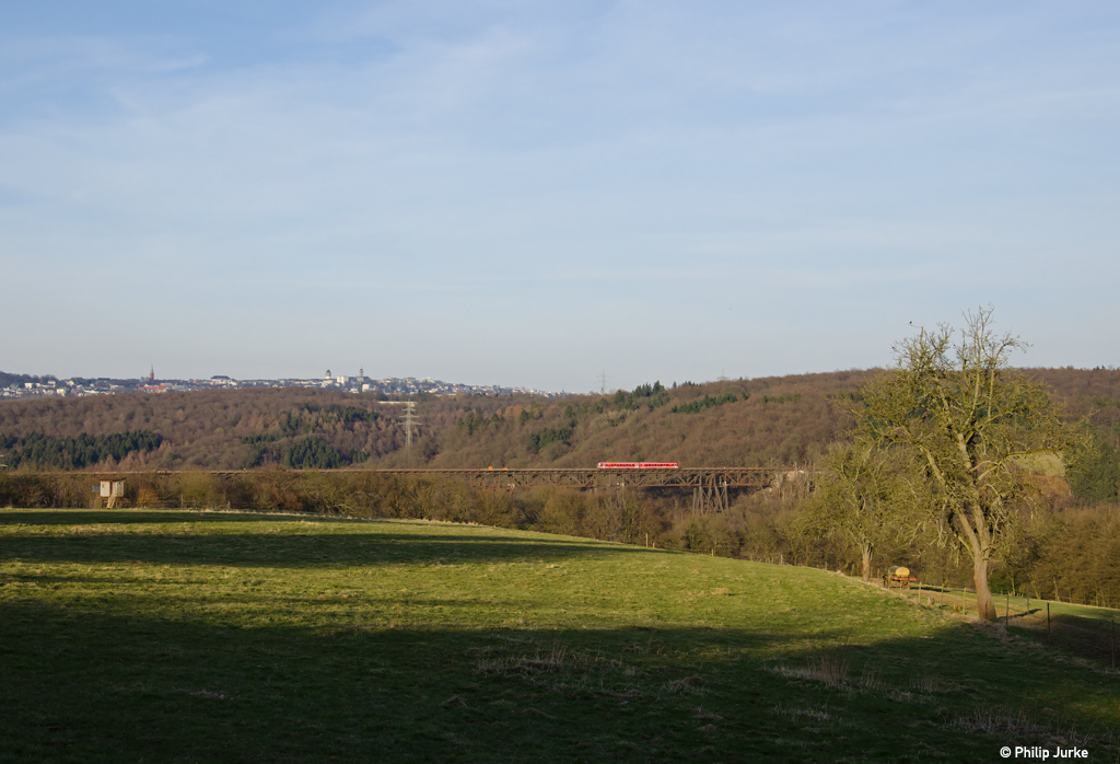 Unbekannter 628 als RB 31711 (Solingen Hbf - Wuppertal Hbf) am 26.03.2013 auf der M�ngstener Br�cke in Solingen-Schaberg.