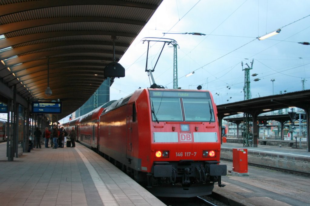 Und auch die 146er stand nur halb in Frankfurt, denn hinter mir stand eine 143er mit 5 N-Wagen. Doppelte gleisbelegung ist in Frankfkurt eigentlich sehr selten und passiert dort nicht regelm��ig. Sie stand am Schutzsignal und wartet darauf irgendwan nach Fulda aufzubrechen.

Patrick E.