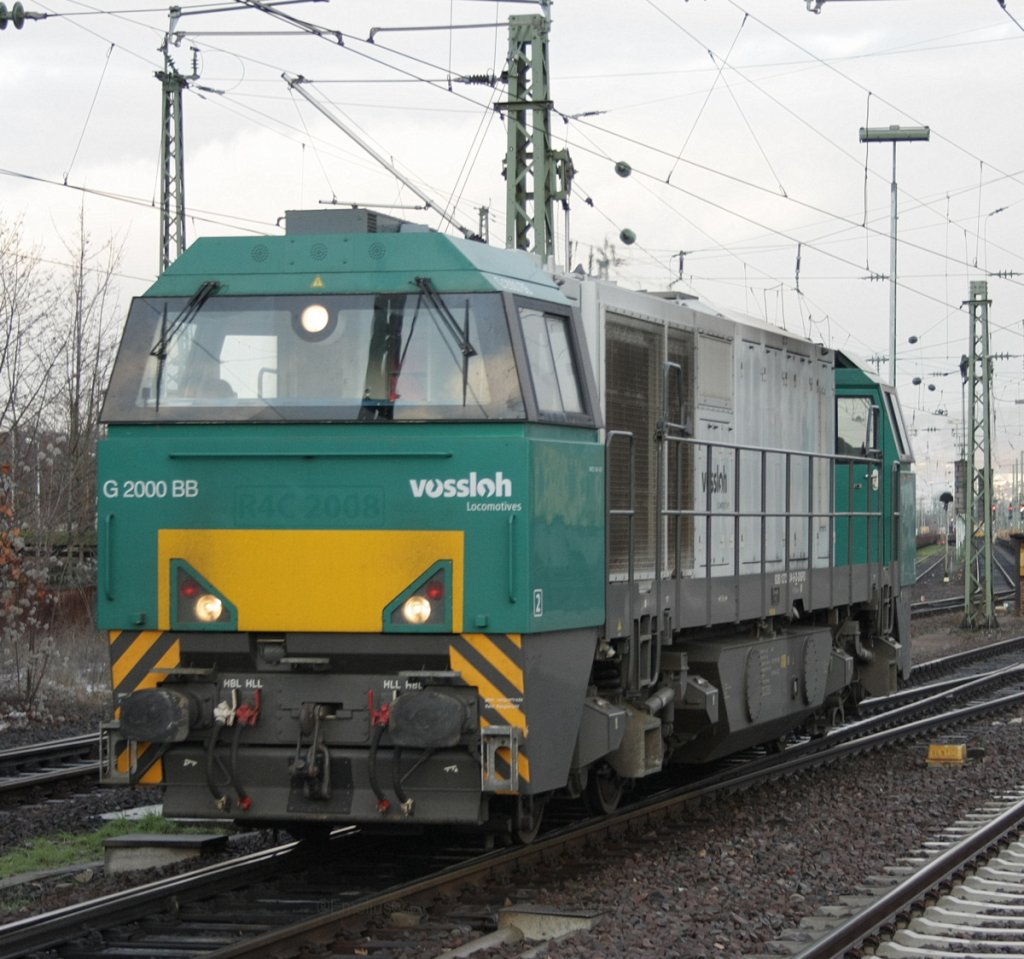 Und auch diese m�chtige lok rangierte in Mianz. Es ist eine niederl�ndisch/deutsche MAK G2000. Sie hatte deutsche und nierderl�ndische Anschriften und geh�rte wohl mal der R4C.

Patrick E.