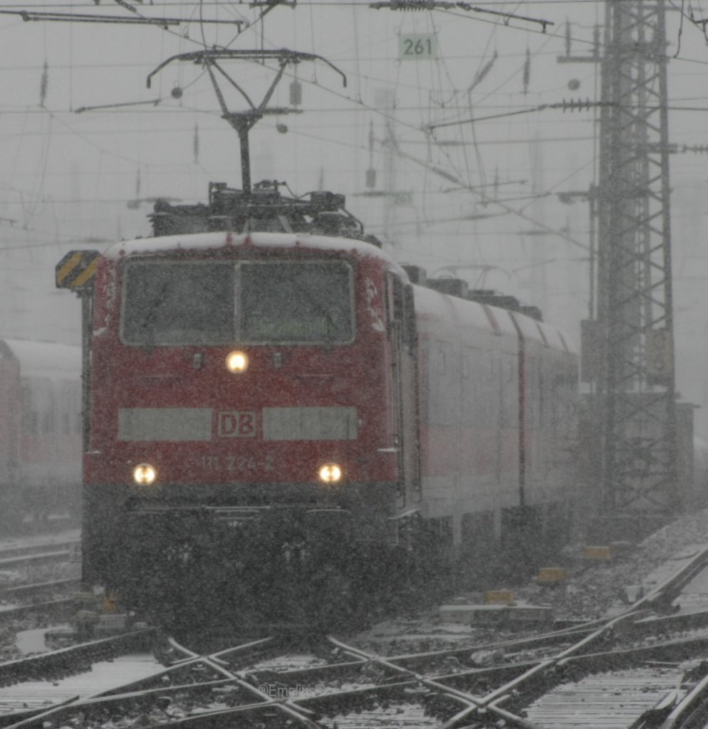 Und auch die Modus Garnituren kommen beim Schneesturm nach Frankfurt. Diese verkehren normalerweise als Ersatz nach Treuchtlingen. Sie helfen also im Raum N�rnberg-W�rzburg-Treuchtlingen. Es verkehrt stattdesen eine N-wagen Garnitur mit MRCE185 Viersystem Lok.

Patrick E.