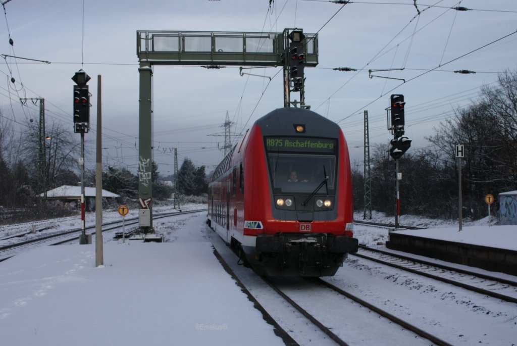 Und auch der RB75 durcheilt Wiesbadne Ost. Sch�n in diesem Neuschnee.

Patrick E.