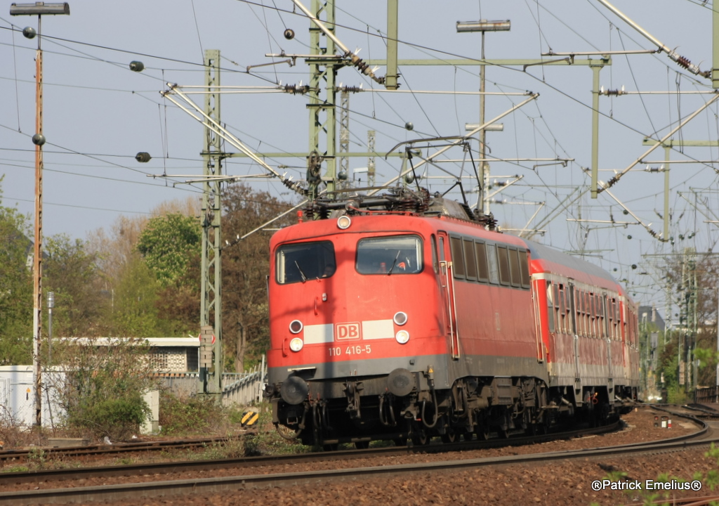 Und dann die Lok worauf ich den ganzen Tag gehofft habe. Ich sah die 110 416-5 von DB-Regio Baden-W�ttenberg Stuttgart. Interesant war das die Garnitur von Frankfurt nach Koblenz als Verst�rker unterwegs war. Also war sie am 20.04.2010 nur Ausgeliehen und erreicht gerade Bingen (Rhein) Hbf.