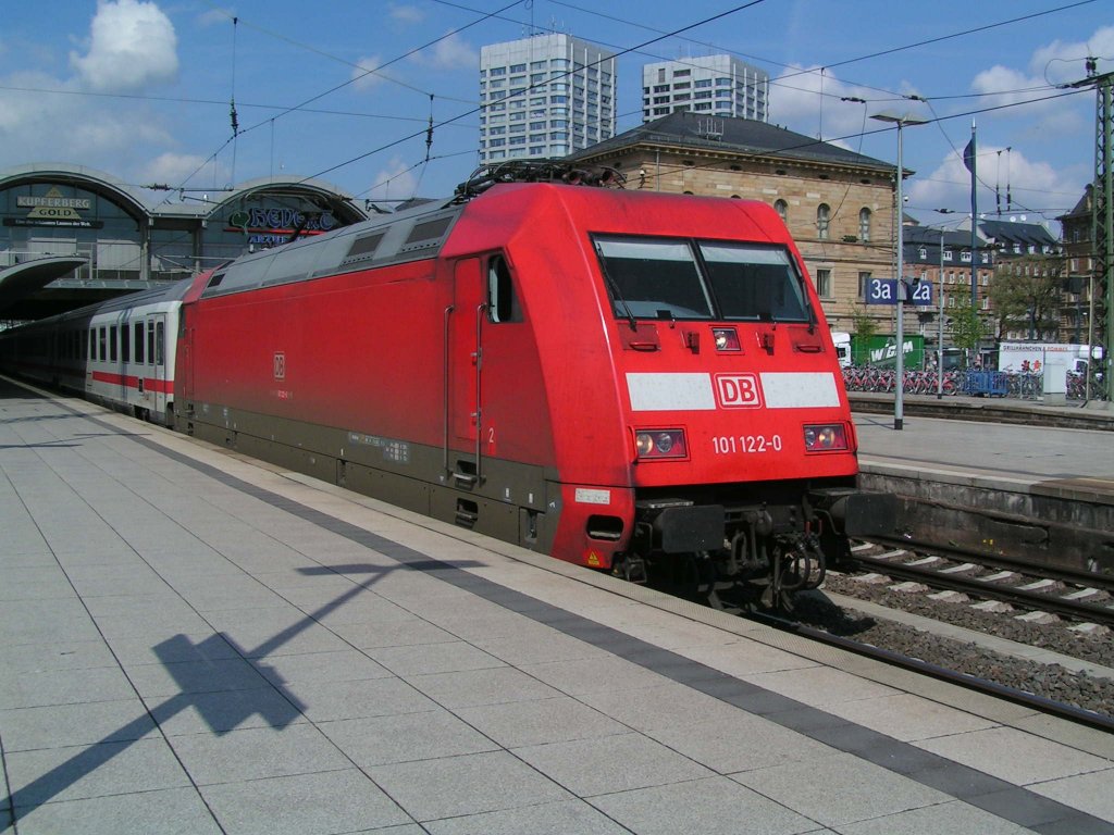 Und ein letztes mainz Foto. hier die 101 122-0. Die sieht auch ganz sch�n dreckig aus. Der Tf fragte sich warum man so eine Dreck-Lok ablichtet.

Patrick E.