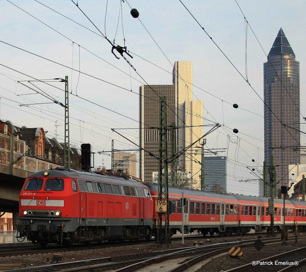 Und hier der erste Pendler. Auch vorm Messeturm erwischt.218 477-8

