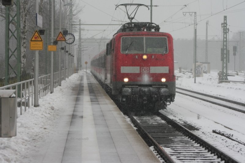 Und hier kam mein Zug aus Mannheim Hbf. ICh war gerade mal ne 1/2 Stunde am Stadion doch fing ein Schneesturm an und machte mich zum Schneemann. Es war die 111 098-6. Die Nummer ist aber zugeschneit.

Patrick E. 