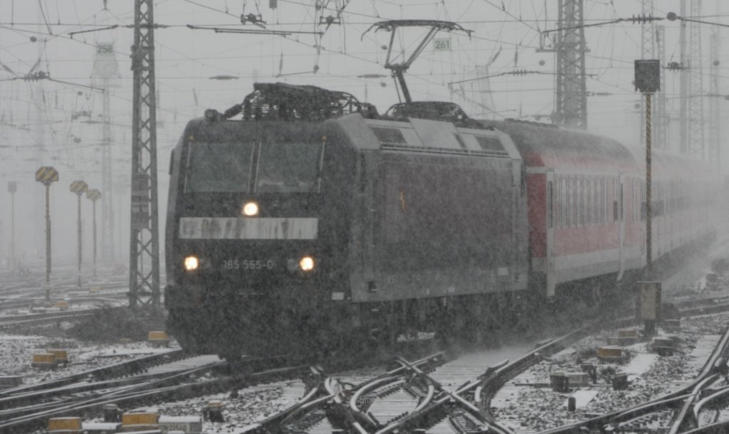 Und hier kommt eine 185 der MRCE. Sie brachte die Modus Ersatz Garnitur aus W�rzburg nach Frankfurt. Sie hatte noch einen Fahrradwagen hinter der Lok. Sch�n ist der schwarze Fleck in dem Schneechaos.

Patrick E.