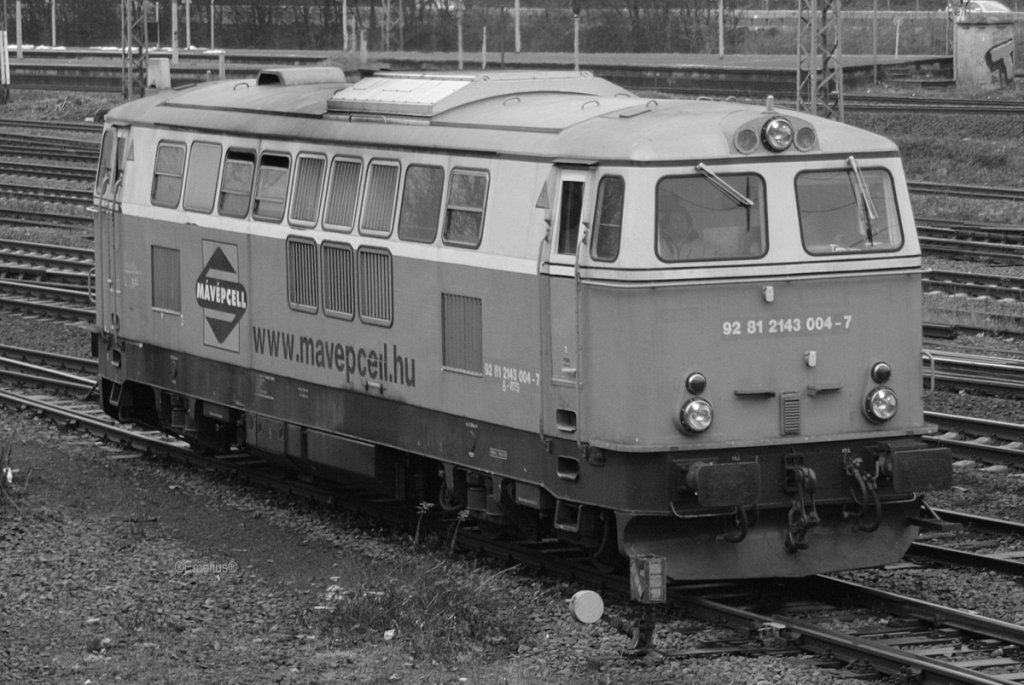 Und hier rangiert die 2143 004-7 solo in Wiesbaen Ost.

Patrick E.