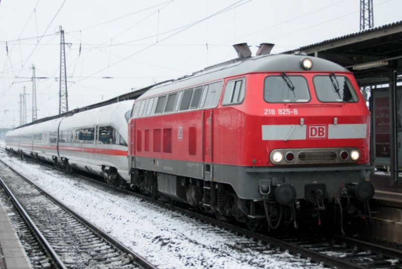 Und hier sihet man das der f�nfteilige ICE415T von nur einer 218.8 aus abgeschleppt wird. Ebenfalls in Hanau. Das R�hren der 218er war bei der Ausfahrt echt fantastisch den der Tf drehte ordentlich am Hahn.

Patrick E.
