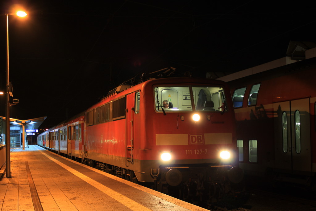Und mal wieder 111 127 am Abend in Koblenz Hbf. Am 19.01.2010